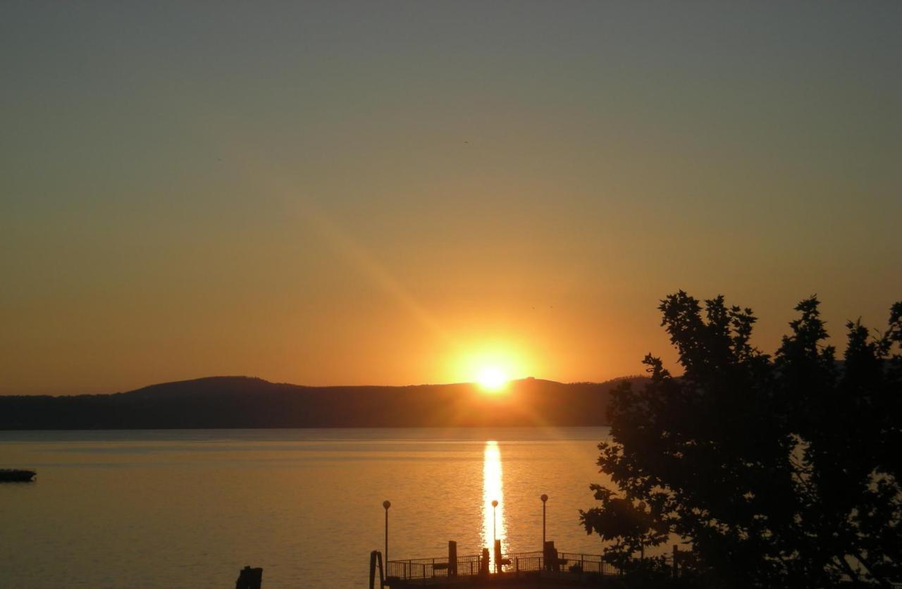Iride Sul Lago 1 Via Principessa Jolanda 10-Piazza Del Molo アングイッラーラ・サバーツィア エクステリア 写真